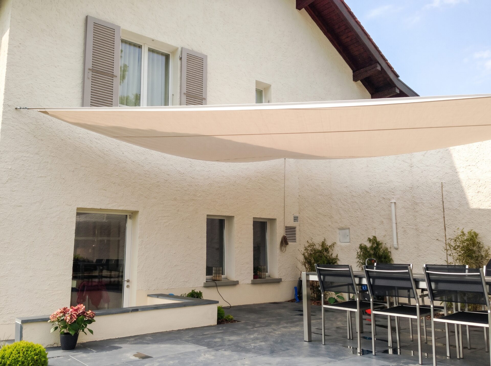 Voile d'ombrage sur enrouleur, installation